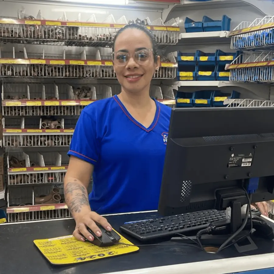 Carla, da equipe de vendas da Casa Fragoso