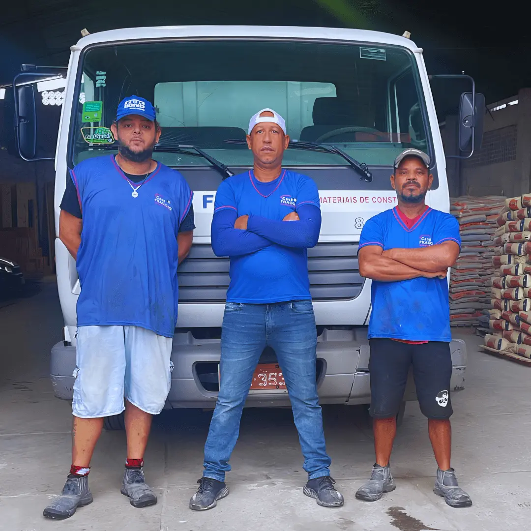 Equipe de entrega da Casa Fragoso em frente ao caminhão